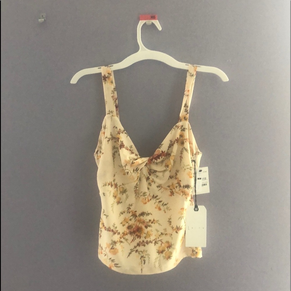 NWT floral twisted detail sweetheart top.